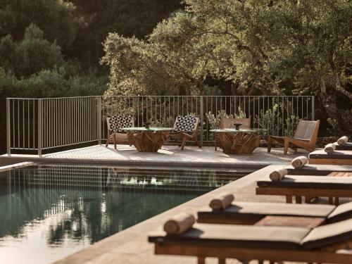 Bazén v ubytování DiLa Grand Villa, a 5acres Secluded Sanctuary with Pool, By ThinkVilla nebo v jeho okolí