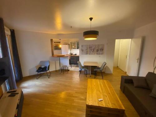 un salon avec un canapé, une table et des chaises dans l'établissement Appartement avec terrasse - Paris Montrouge, à Montrouge