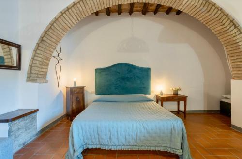 a bedroom with a large bed in a room at Le Fonti di San Gimignano in San Gimignano