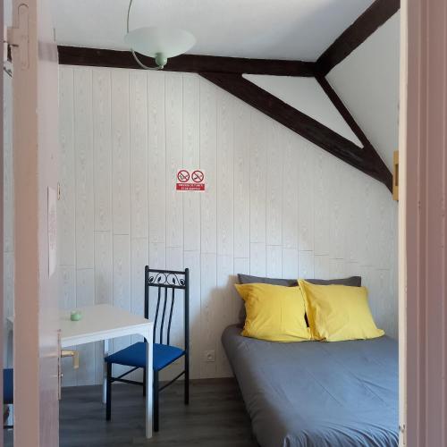 une chambre avec un lit, une table et une chaise dans l'établissement Colmar: studio dans le centre historique, à Colmar