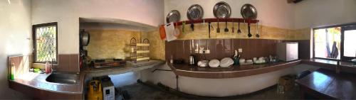 una cucina con lavandino e piano di lavoro di Romance in Bey ad Arugam