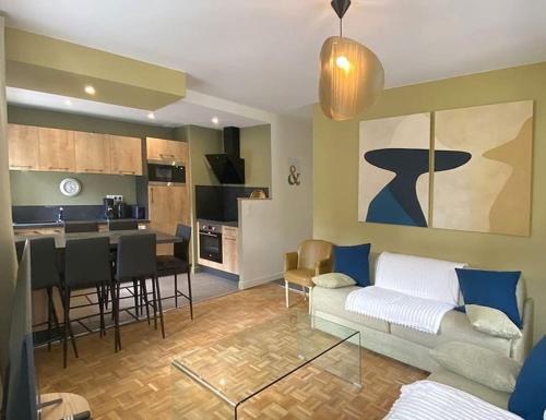 un salon et une cuisine avec un canapé et une table dans l'établissement La Cédille - Centre Historique, à Bourges