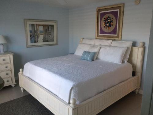 Ένα ή περισσότερα κρεβάτια σε δωμάτιο στο St Pete Beachside Condo 3