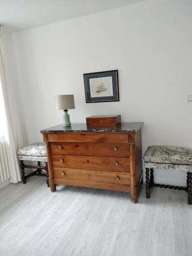 - une commode avec une lampe au-dessus dans une pièce dans l'établissement Les Mulotières, à Olivet