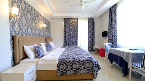 Habitación de hotel con cama y mesa en The Cotton House Hotel, en Pamukkale