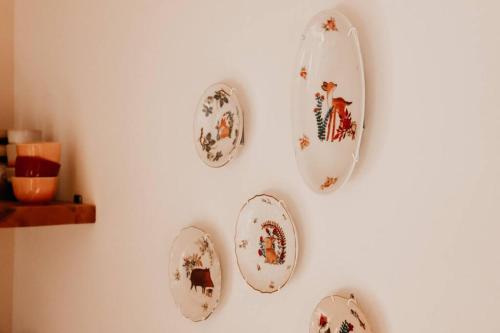 a group of plates on a white wall at Hjort I Tiny House in Epe