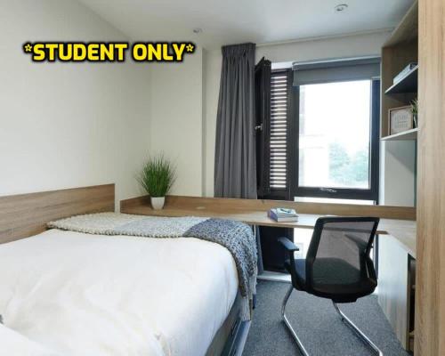 1 dormitorio con cama, escritorio y silla en Student Only Zeni Ensuite Rooms, Southampton en Southampton