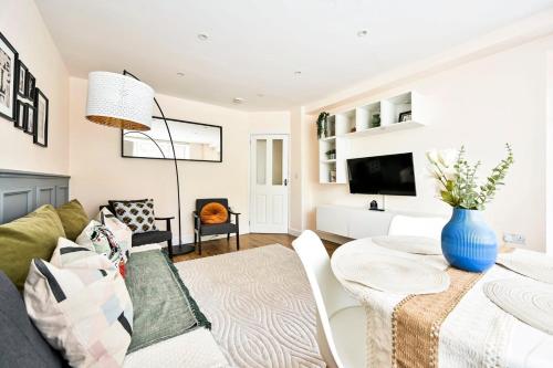 un soggiorno con divano e tavolo di GuestReady - Classy haven near Camden Town a Londra
