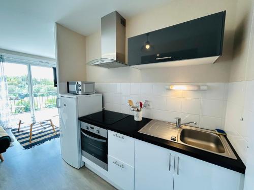 Virtuvė arba virtuvėlė apgyvendinimo įstaigoje Appartement plage des sables blancs