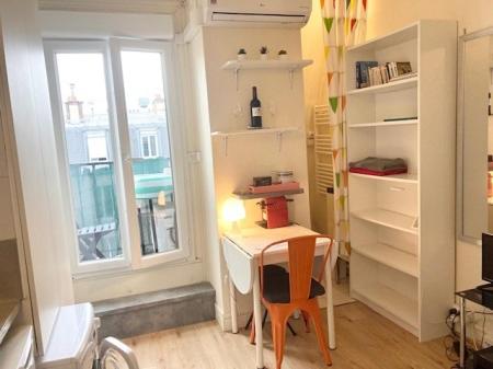 Habitación pequeña con escritorio y ventana. en Studio Quartier Latin, en París