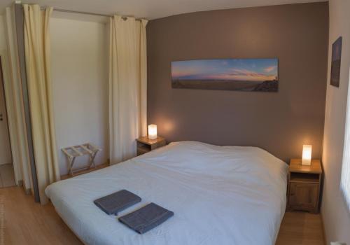 une chambre avec un lit blanc avec deux serviettes dessus dans l'établissement 3 bedrooms, very quiet, fully equiped, between Bordeaux and Saint-Emilion, à Vayres