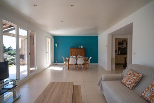 sala de estar con sofá y mesa en GuestReady - Peaceful Retreat in Antibes, en Antibes