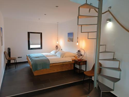 - une chambre avec un lit et un escalier en colimaçon dans l'établissement Mar a la Vista, à Vejer de la Frontera