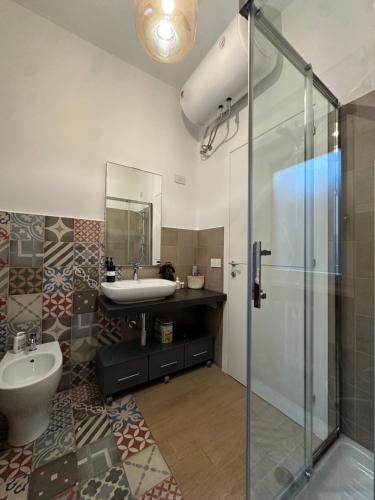 La salle de bains est pourvue d'un lavabo, de toilettes et d'une douche. dans l'établissement Rifugio degli Acquedotti Romani, à Rome