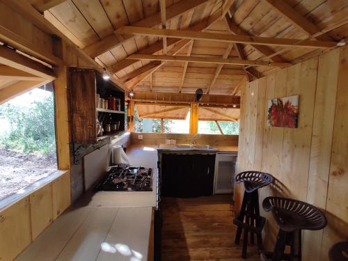 - une vue sur l'intérieur d'une cuisine dans une petite maison dans l'établissement Cabane perchée, à Mongauzy