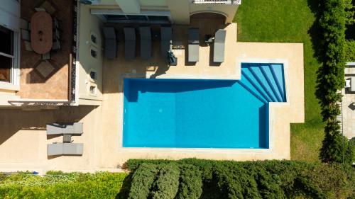 eine Aussicht auf einen Pool vor einem Haus in der Unterkunft Villa Domus Riviera in Athen