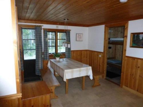 ein Esszimmer mit einem Tisch und einigen Fenstern in der Unterkunft Holiday home TORSBY VII in Torsby