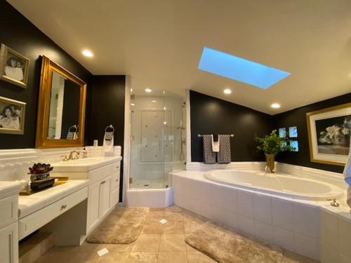 Bilik mandi di Luxury Home with Heated Pool - Spa and Lighted Pickle Ball Court