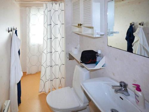 ein Badezimmer mit einem WC, einem Waschbecken und einem Spiegel in der Unterkunft Holiday home LAHOLM XV in Laholm