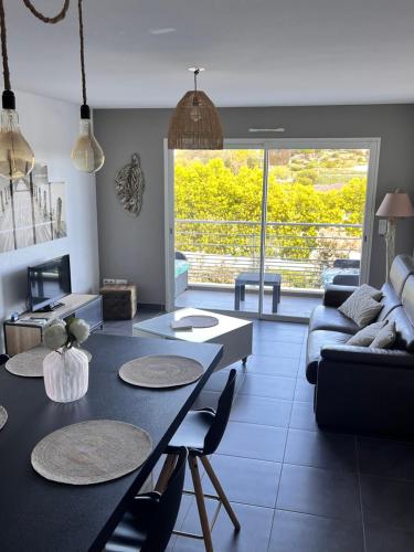 un salon avec une table et un canapé dans l'établissement ValDiLicci, à Porto-Vecchio