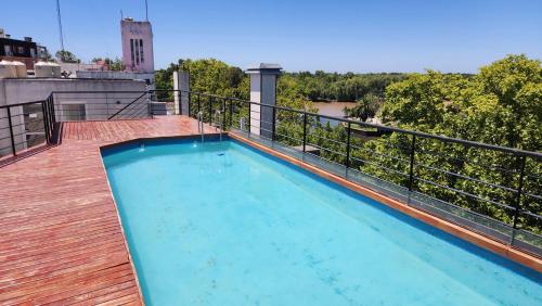 a swimming pool on the roof of a building at Terrazas del río Tigre. in Tigre