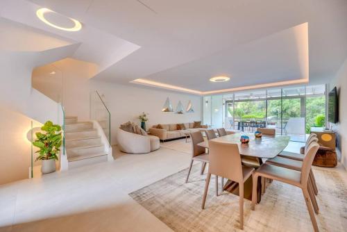 Luxury 5-Bedroom Townhouse in Puente Romano