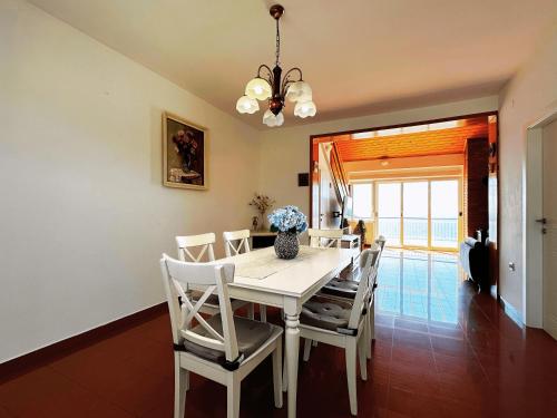 ein Esszimmer mit einem weißen Tisch und Stühlen in der Unterkunft Apartments Vilma in Murter