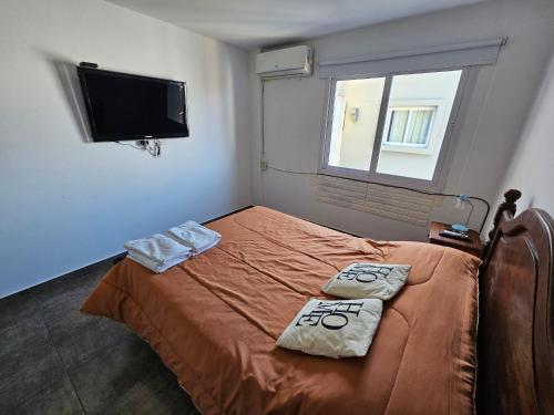 1 dormitorio con 1 cama con 2 almohadas en El Fortín de los Perales en San Salvador de Jujuy