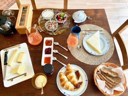 Đồ ăn tại/gần nhà khách