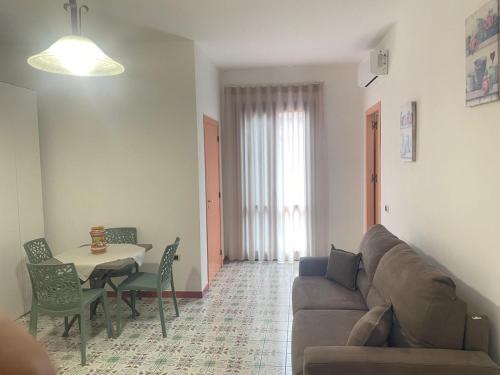 een woonkamer met een bank en een tafel bij Cairoli Apartments in Licata