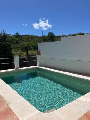 una piscina en el patio trasero de una casa en La Peñita - sunny guesthouse with private pool and garden, en Salobreña