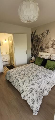 une chambre avec un lit avec une couette noire et blanche dans l'établissement 2 pièces au calme avec terrasse et climatisation, à Nice