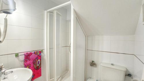 ein weißes Bad mit einem Waschbecken und einem WC in der Unterkunft Fantastico Duplex Familiar Dunas Artola in Marbella