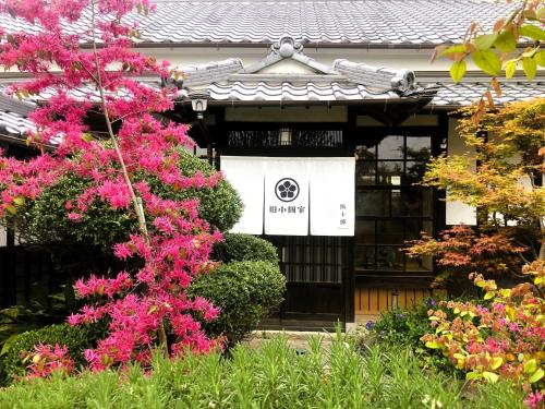 Ein Garten an der Unterkunft Tetsu-juro former Ogunis residence , Himeji Castles back parlor-like"400-year-old inn"