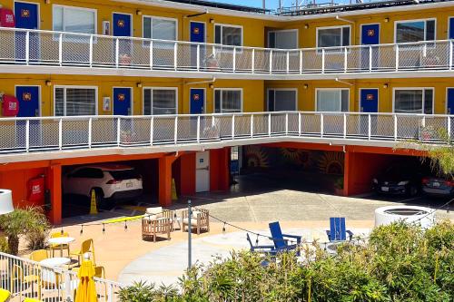 a parking lot in front of a yellow building at Hotel Del Sol in San Francisco