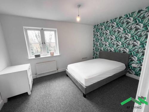 Ένα ή περισσότερα κρεβάτια σε δωμάτιο στο Stylish 2bed - Contractors Welcome - Free Parking
