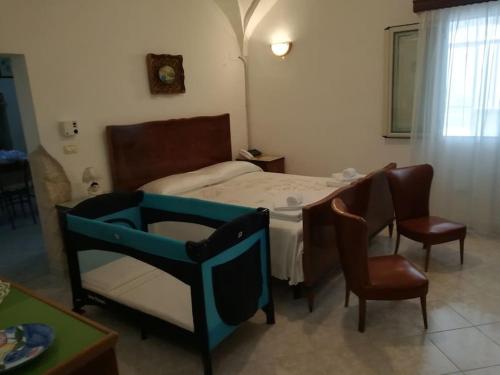 um quarto com uma cama, duas cadeiras e uma mesa em Casa Vittoria em Vignacastrisi