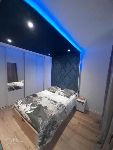 - une chambre avec un lit à éclairage bleu dans l'établissement Appt proche plage Juan les pins, à Antibes