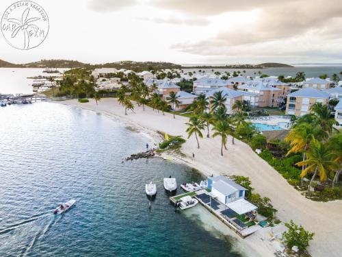 an aerial view of a beach with boats in the water at Vue imprenable sur le lagon, appartement 1ch 4p in Baie Nettle