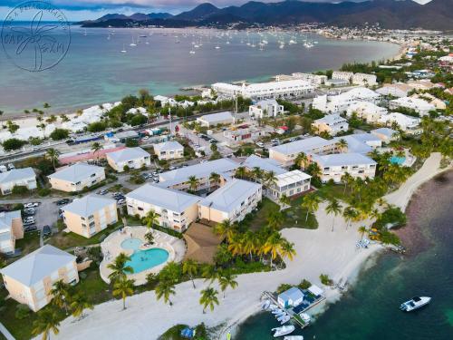 an aerial view of a resort on the beach at Vue imprenable sur le lagon, appartement 1ch 4p in Baie Nettle