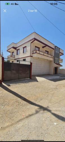 uma casa grande com uma cerca em frente em chawi99@ em Menzel Jemil