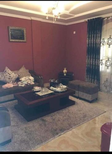uma sala de estar com um sofá e uma mesa de centro em chawi99@ em Menzel Jemil