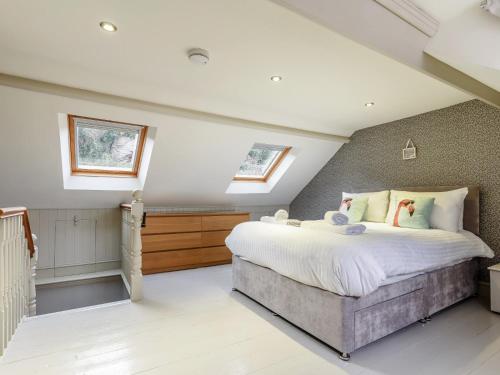 1 dormitorio con 1 cama grande y tragaluces en 2 Bed in Brixham 80453, en Brixham