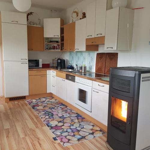 uma cozinha com um fogão e um tapete no chão em Ferienhaus in Gnas em Gnas