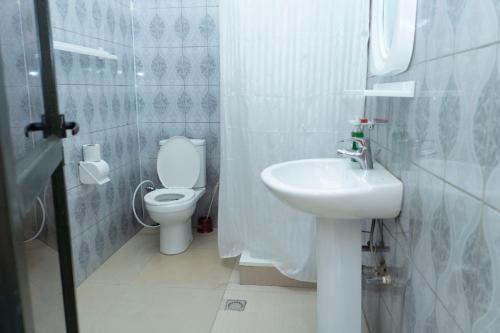 キガリにあるGreen V Apartmentsのバスルーム(トイレ、洗面台付)