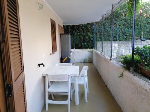 Gianola Residence Formia في فورميا: طاولة بيضاء وكراسي على شرفة