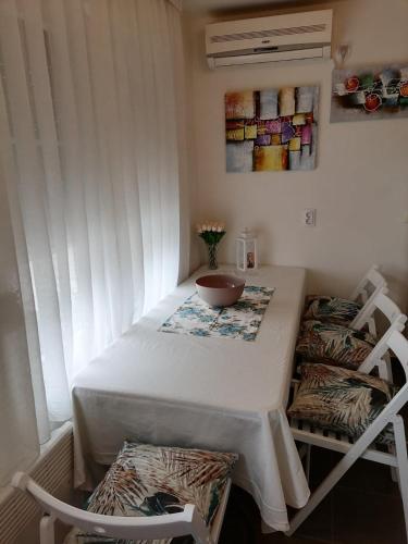a table with two chairs and a bowl on it at Vikendica Drinski mir in Loznica