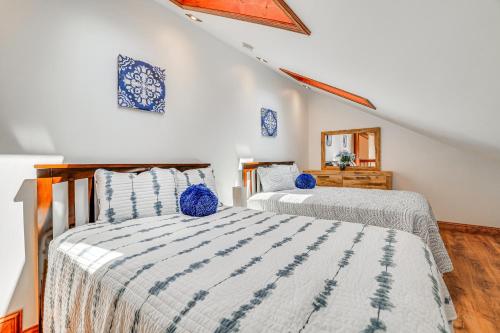 two beds in a bedroom with blue plates on the wall at Spacious Retreat 7 Mi to Tobyhanna State Park! in Tobyhanna