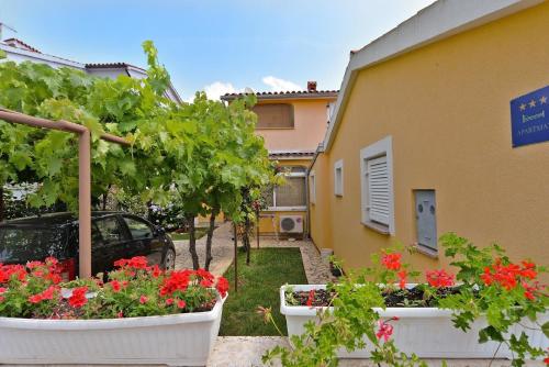 ein Gebäude mit Pflanzen und Blumen davor in der Unterkunft Ferienwohnung für 3 Personen ca 32 qm in Valbandon, Istrien Istrische Riviera in Valbandon