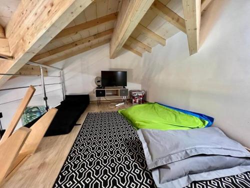 ein Schlafzimmer mit einem Bett in einem Zimmer mit Holzdecken in der Unterkunft Chalet Entre Lac et Forêt 4* vue panoramique lac in Gérardmer
